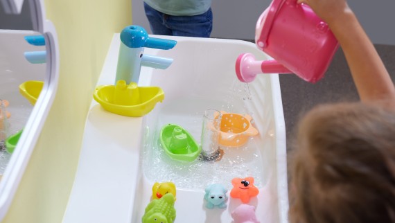 Spaţiu de joacă şi de spălare Geberit Bambini cu bazin ce poate fi închis cu bariere