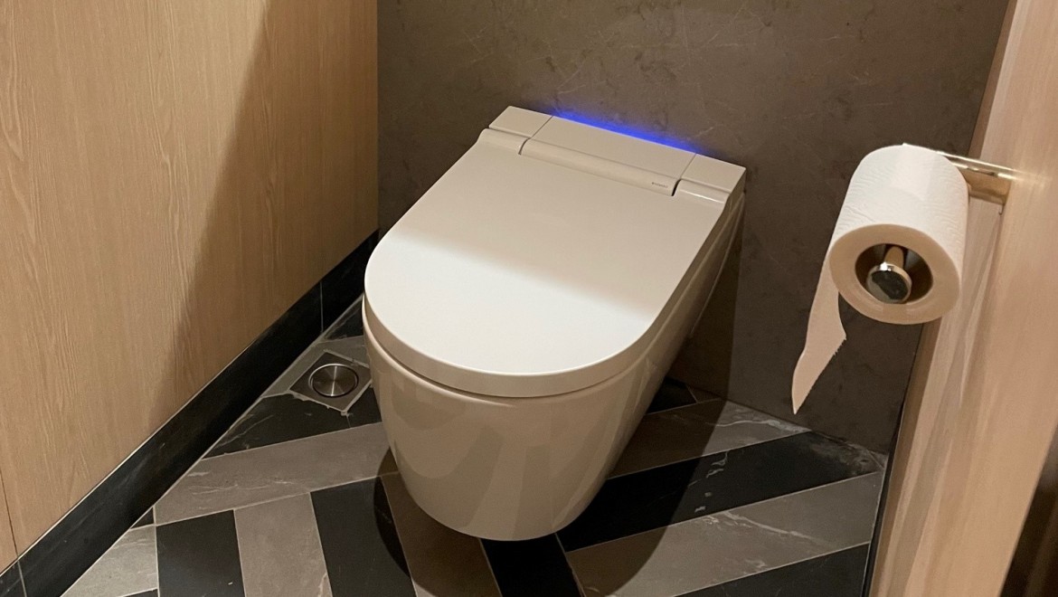 Toaletele sunt echipate, printre altele, cu vase wc cu funcție de bideu Geberit AquaClean Sela și pisoare Geberit (© Owen Raggett)