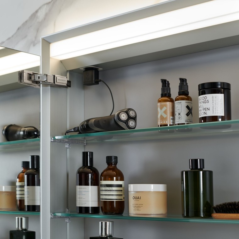 Dulap Geberit ONE cu spațiu de stocare în interiorul dulapului cu oglindă Dulap Geberit ONE cu spațiu de stocare în interiorul dulapului cu oglindă