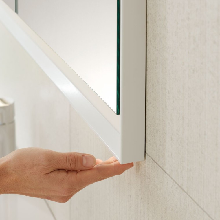 Utilizare simplă pentru dulapul cu oglindă Geberit ONE