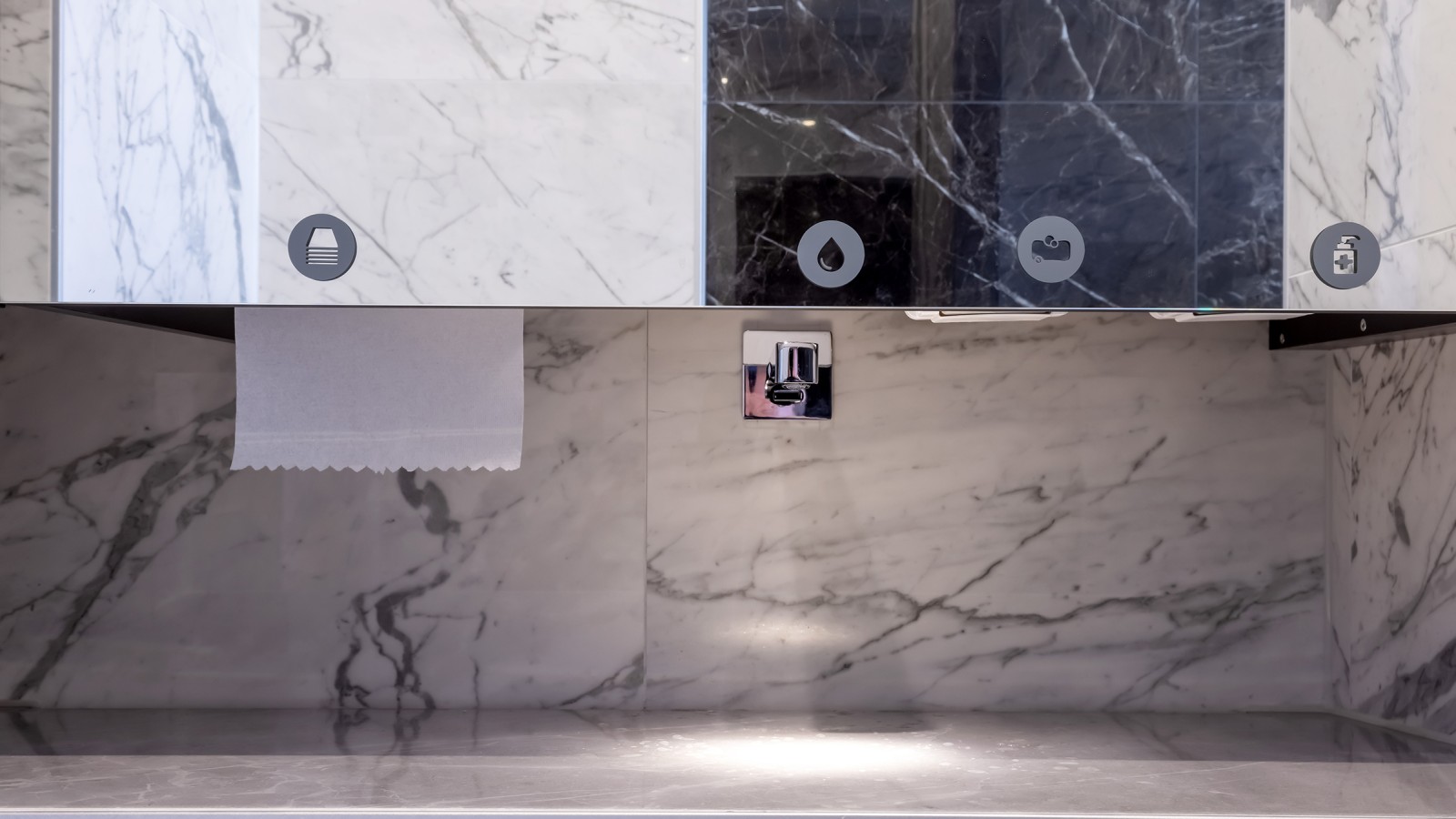 Construcție sofisticată: în spatele plăcii mare de gresie, rigola de duș Geberit CleanLine20 pentru scurgerea apei. (© Opernhaus Chemnitz / Nasser Hashemi)