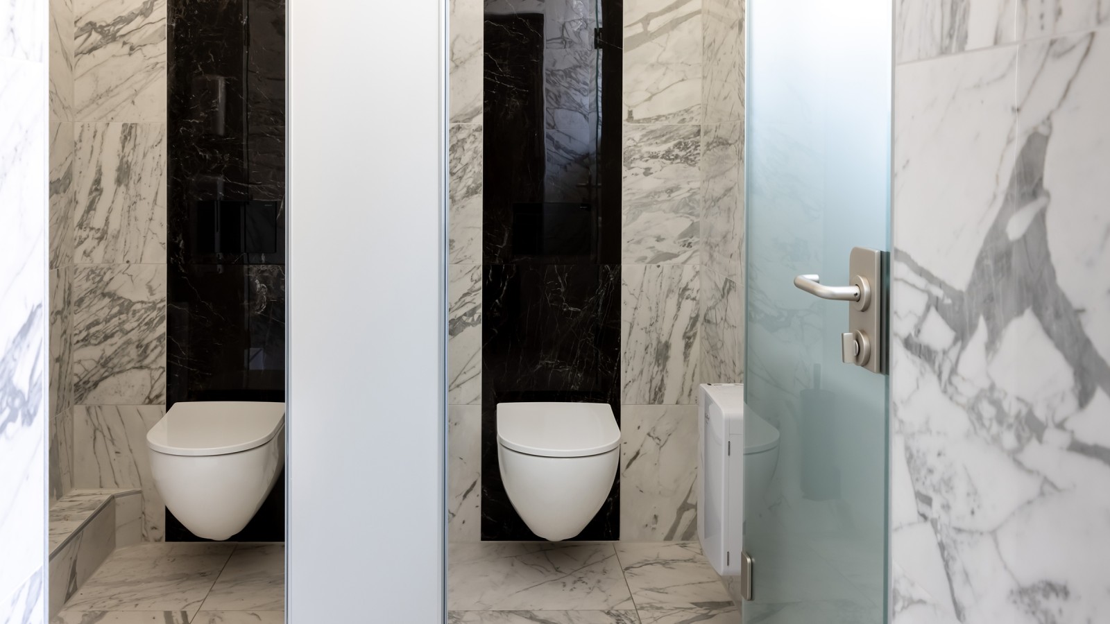 Ceramică Rimfree (fără ramă), colecția de baie Acanto (© Opernhaus Chemnitz / Nasser Hashemi) Ceramică Rimfree (fără ramă), colecția de baie Acanto (© Opernhaus Chemnitz / Nasser Hashemi)