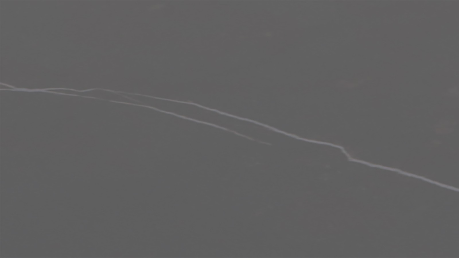 Culoare: material compozit cu aspect de marmură neagră