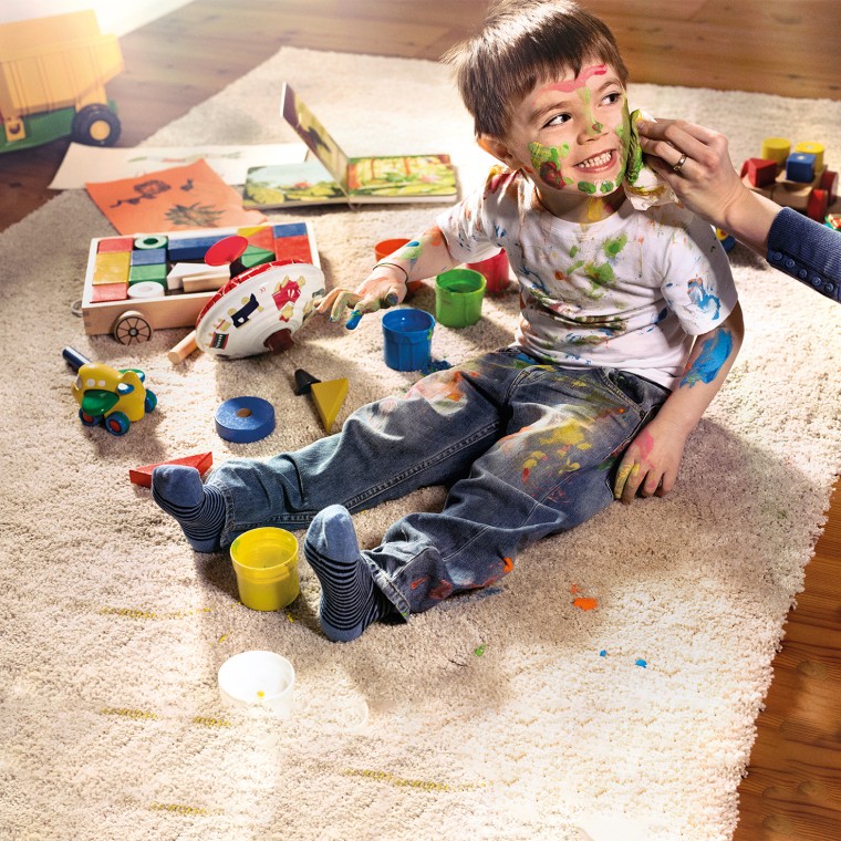 Copil acoperit cu vopsea Copil acoperit cu vopsea