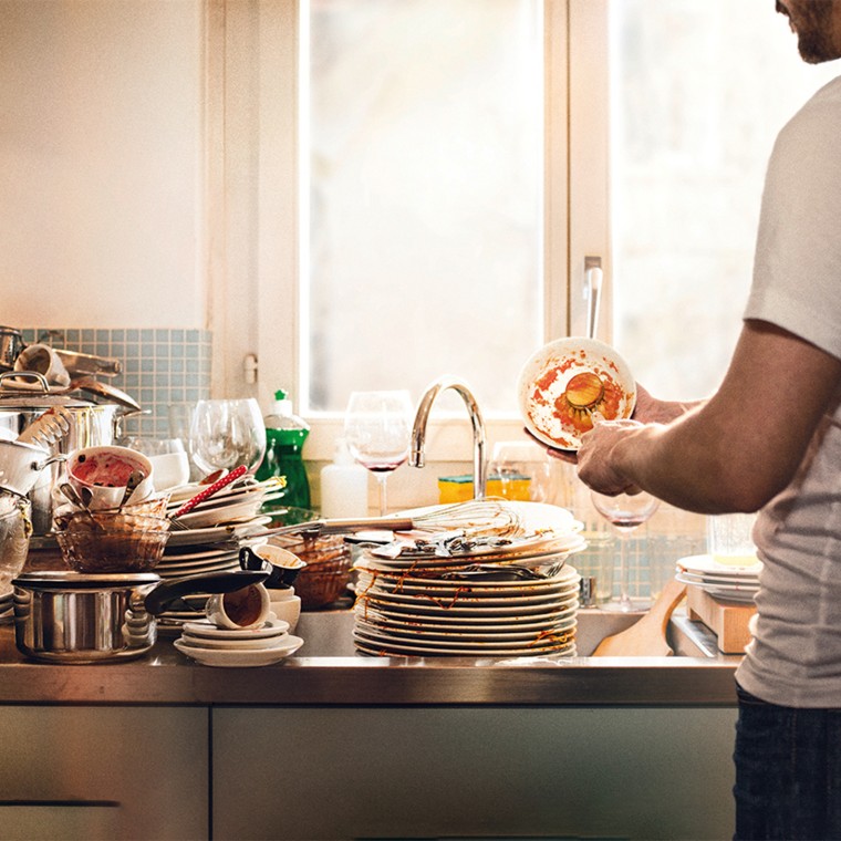 Vase murdare îngrămădite în chiuvetă Vase murdare îngrămădite în chiuvetă