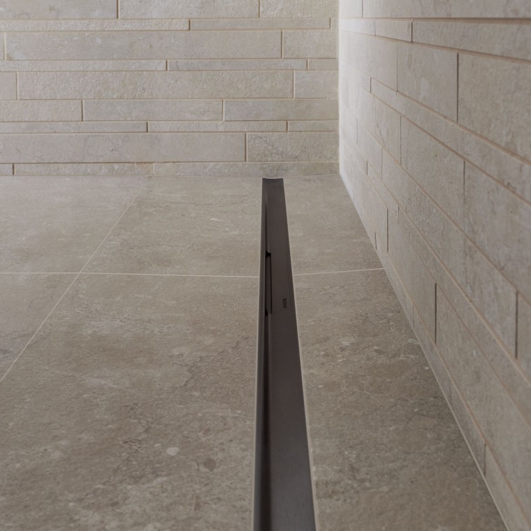 Profilul elegant din oţel inoxidabil facilitează scurgerea eficientă a apei. Profilul elegant din oţel inoxidabil facilitează scurgerea eficientă a apei.