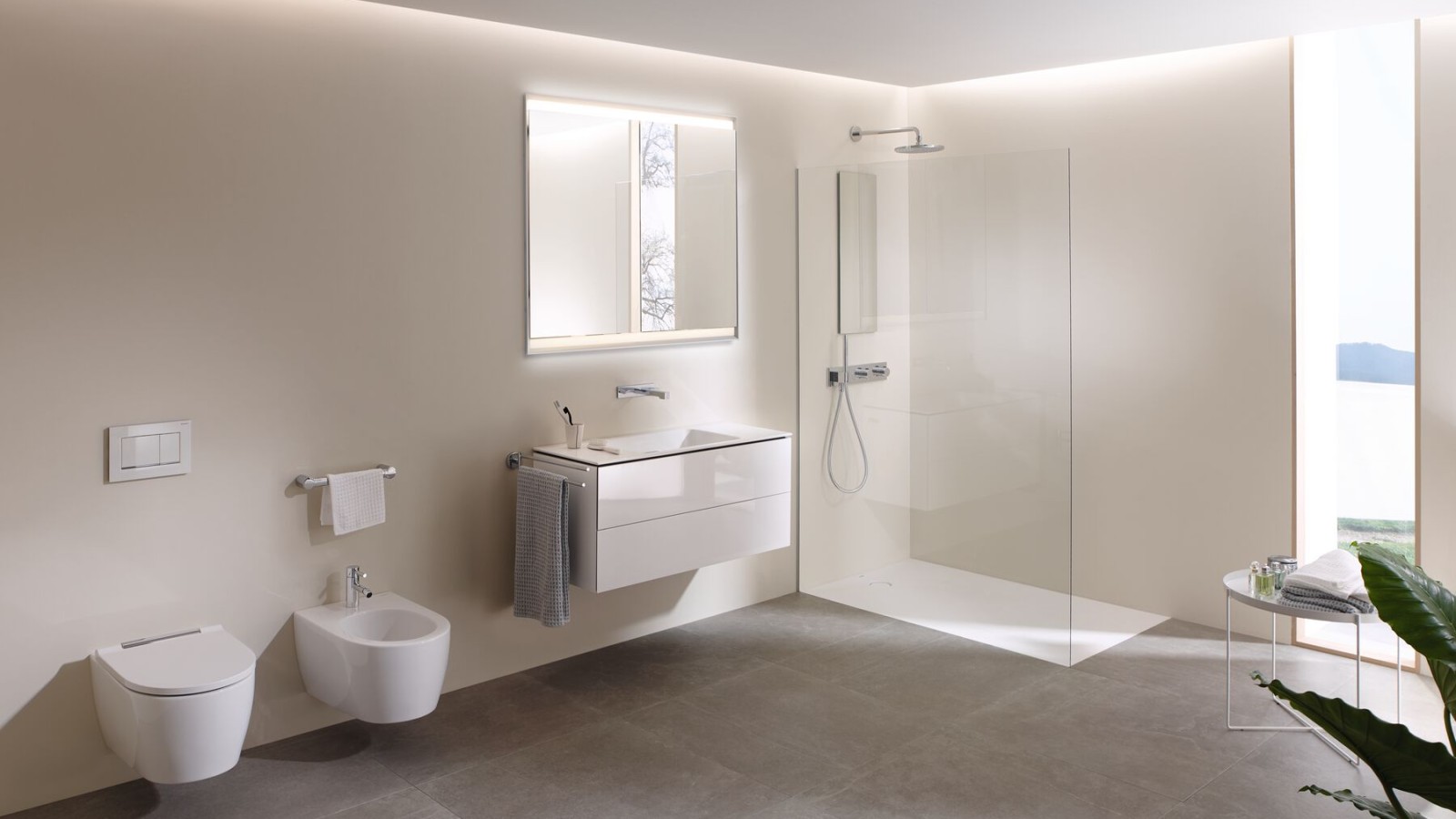O privire în interiorul unei băi mari cu vas wc cu fucție de bideu Geberit AquaClean Mera, mobilier de baie și ceramică de baie (© Geberit) O privire în interiorul unei băi mari cu vas wc cu fucție de bideu Geberit AquaClean Mera, mobilier de baie și ceramică de baie (© Geberit)