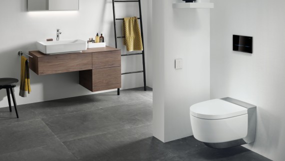 Spălare fără atingere a toaletei cu clapeta de acționare Geberit Sigma80 în combinație cu vasul wc cu funcție de bideu AquaClean Mera Spălare fără atingere a toaletei cu clapeta de acționare Geberit Sigma80 în combinație cu vasul wc cu funcție de bideu AquaClean Mera
