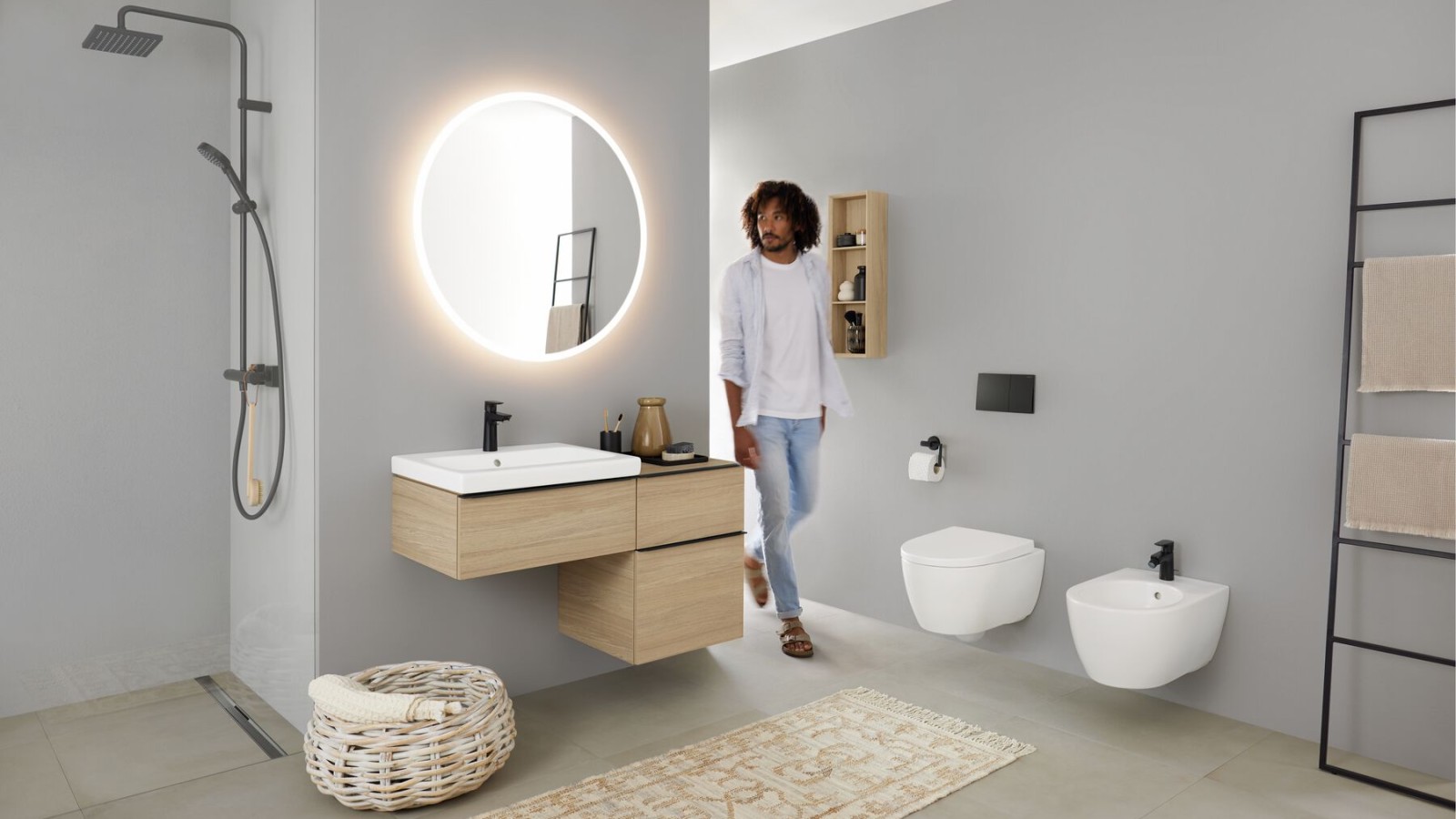 O baie cu zona de duș în nișă