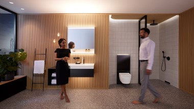 Bărbat și femeie într-o baie perfect luminată cu mobilier de baie și ceramică Geberit ONE (© Geberit)