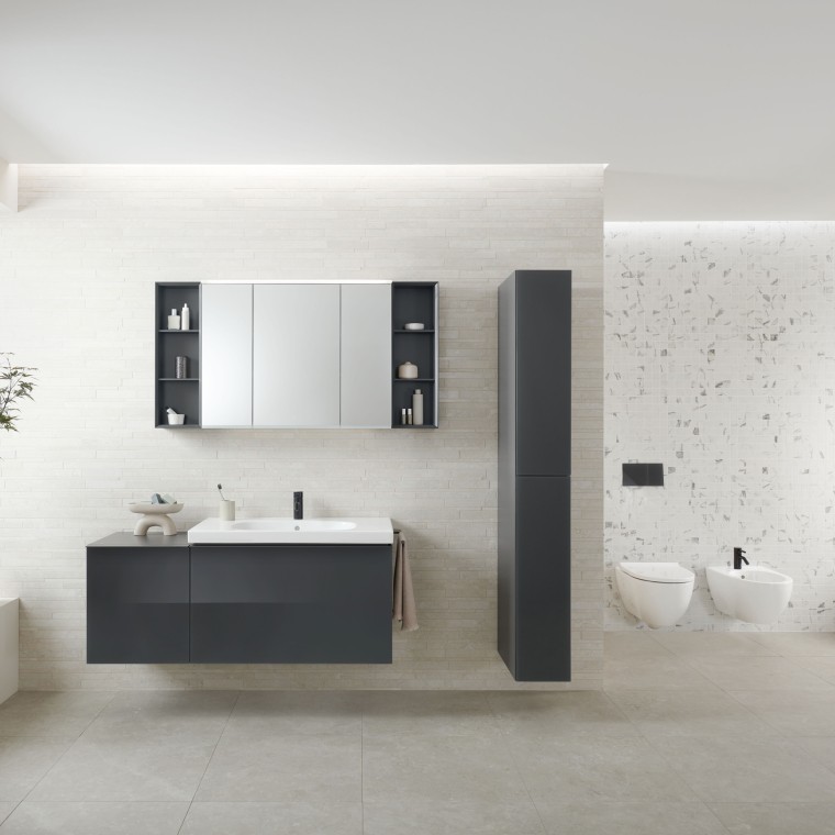 Dulapul cu oglindă Geberit Option oferă spațiu generos de depozitare, o priză electrică internă și un port USB.