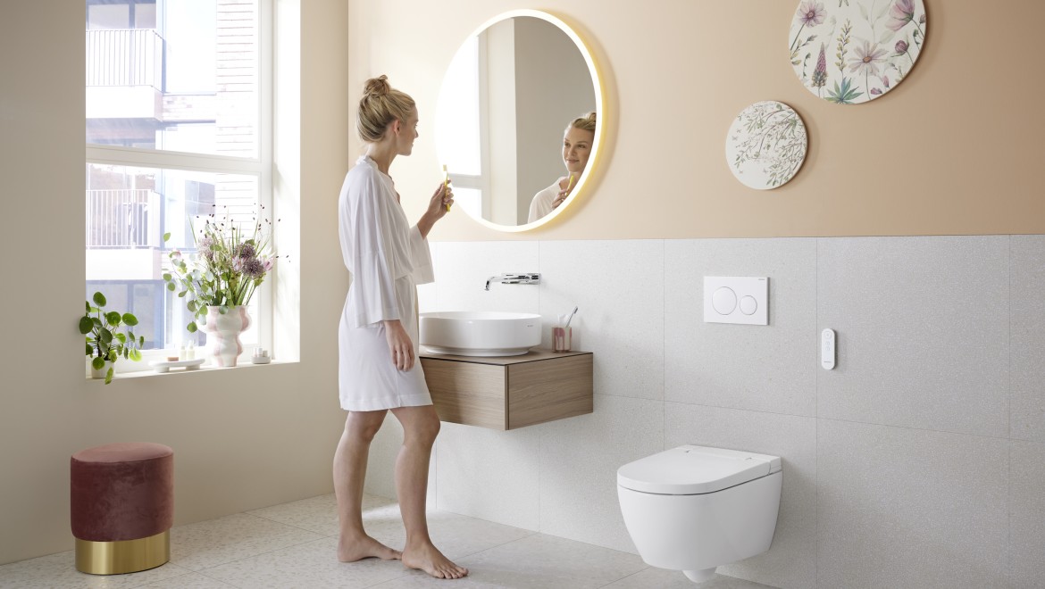 Baie în culoarea trendy Peach Fuzz cu vas wc cu funcție de bideu Geberit AquaClean Alba Baie în culoarea trendy Peach Fuzz cu vas wc cu funcție de bideu Geberit AquaClean Alba