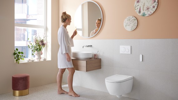 Femeie în baie cu Geberit AquaClean Alba - un vas wc cu funcție de bideu rentabil cu funcție de pulverizare Femeie în baie cu Geberit AquaClean Alba - un vas wc cu funcție de bideu rentabil cu funcție de pulverizare