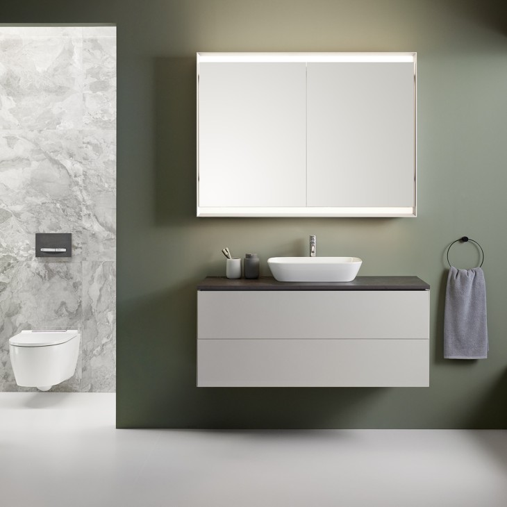 Baie cu perete de duş walk-in din sticlă Geberit ONE, scurgere în perete şi cutie de depozitare pentru nişă Baie cu perete de duş walk-in din sticlă Geberit ONE, scurgere în perete şi cutie de depozitare pentru nişă