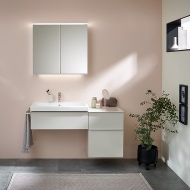 Lavoar dublu din seria de baie Geberit Renova Plan cu dulap cu oglindă Option Plus Lavoar dublu din seria de baie Geberit Renova Plan cu dulap cu oglindă Option Plus