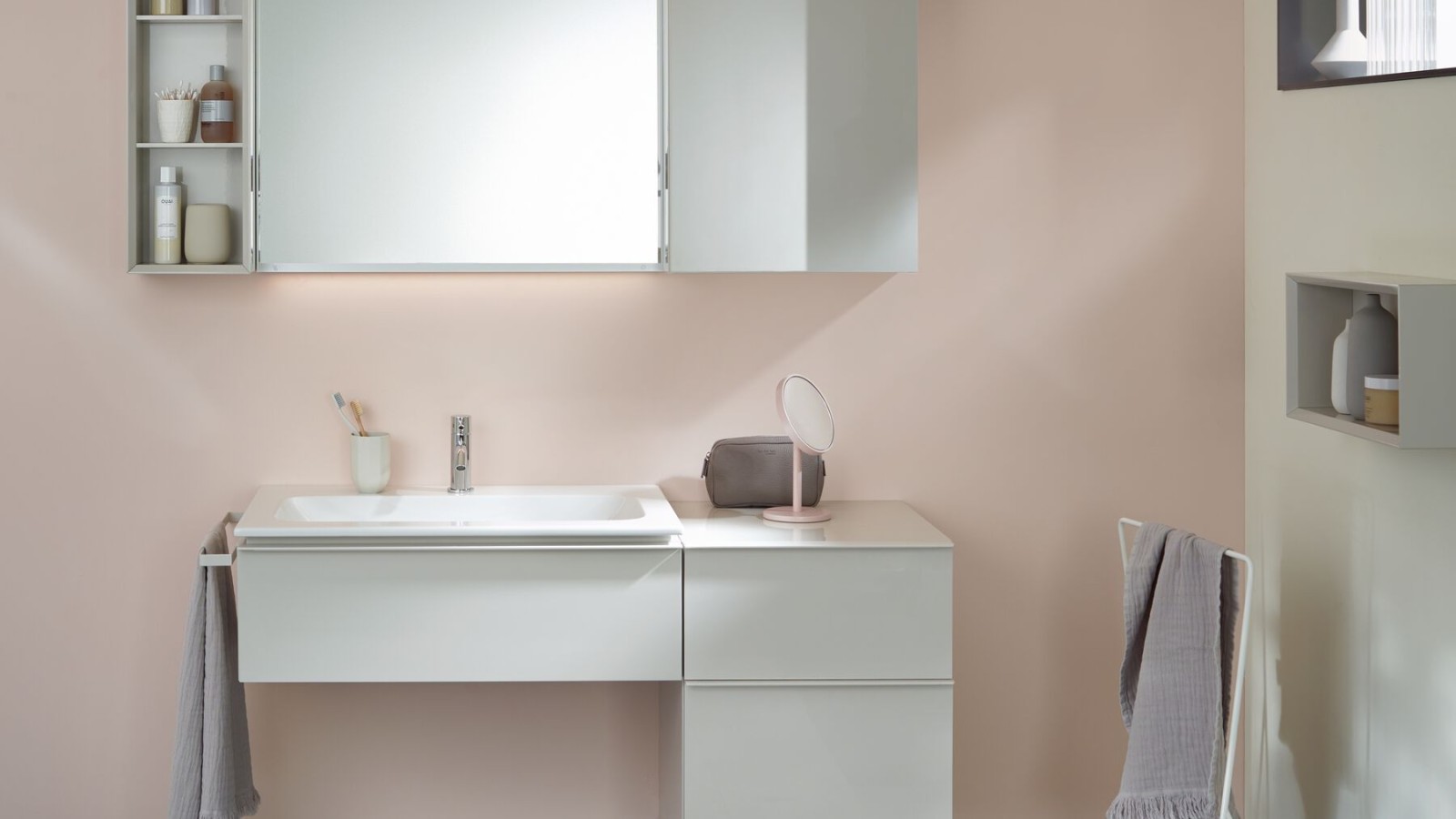 Mobilier pentru baie Geberit iCon cu dulap lateral şi raft deschis Mobilier pentru baie Geberit iCon cu dulap lateral şi raft deschis