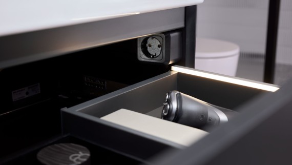 Geberit ONE - sertar cu benzi luminoase şi cu priză Geberit ONE - sertar cu benzi luminoase şi cu priză