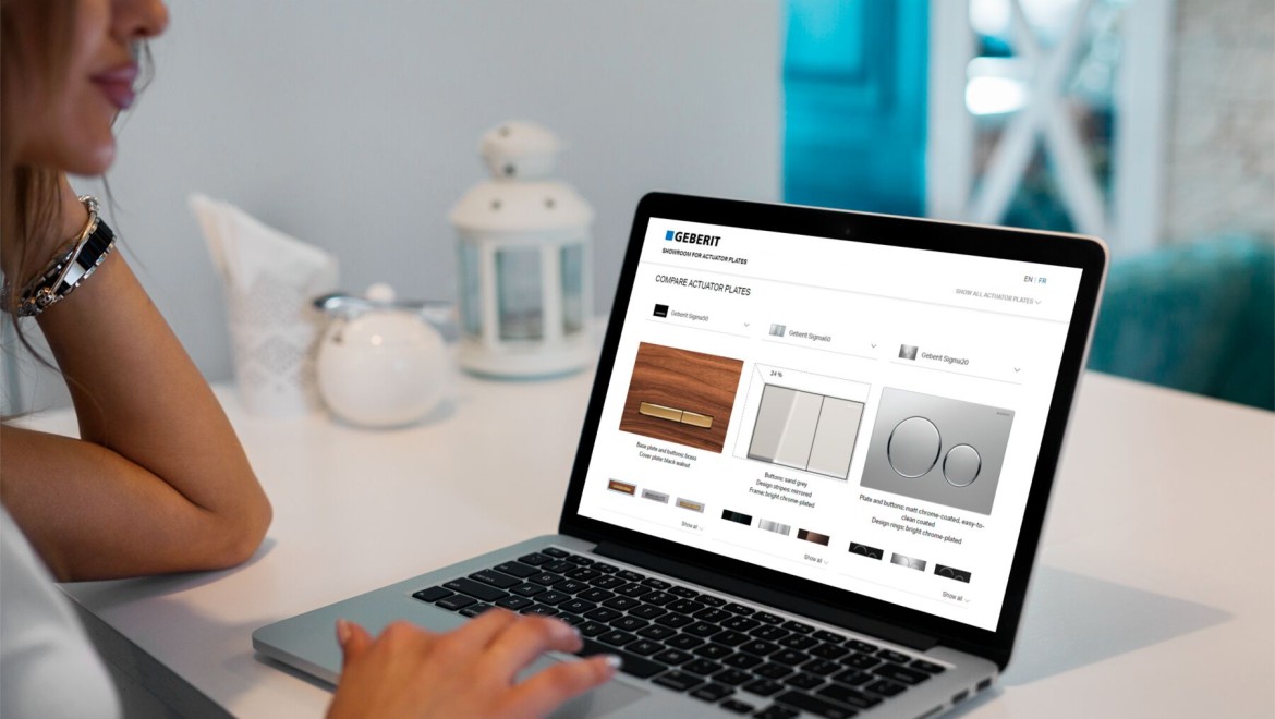 O doamnă deschide showroom-ul de clapete de acţionare Geberit de pe laptop O doamnă deschide showroom-ul de clapete de acţionare Geberit de pe laptop
