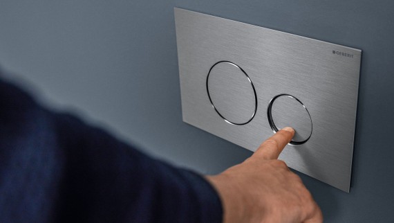 Buton elegant de declanșare a spălării toaletei din gama Geberit Sigma40 Buton elegant de declanșare a spălării toaletei din gama Geberit Sigma40