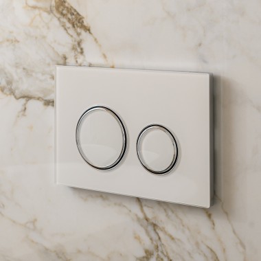Clapetă de acționare albă Geberit Sigma50 cu inele decorative argintii Clapetă de acționare albă Geberit Sigma50 cu inele decorative argintii