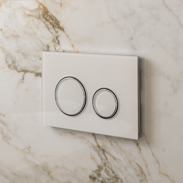 Clapetă de acționare albă Geberit Sigma50 cu inele decorative argintii