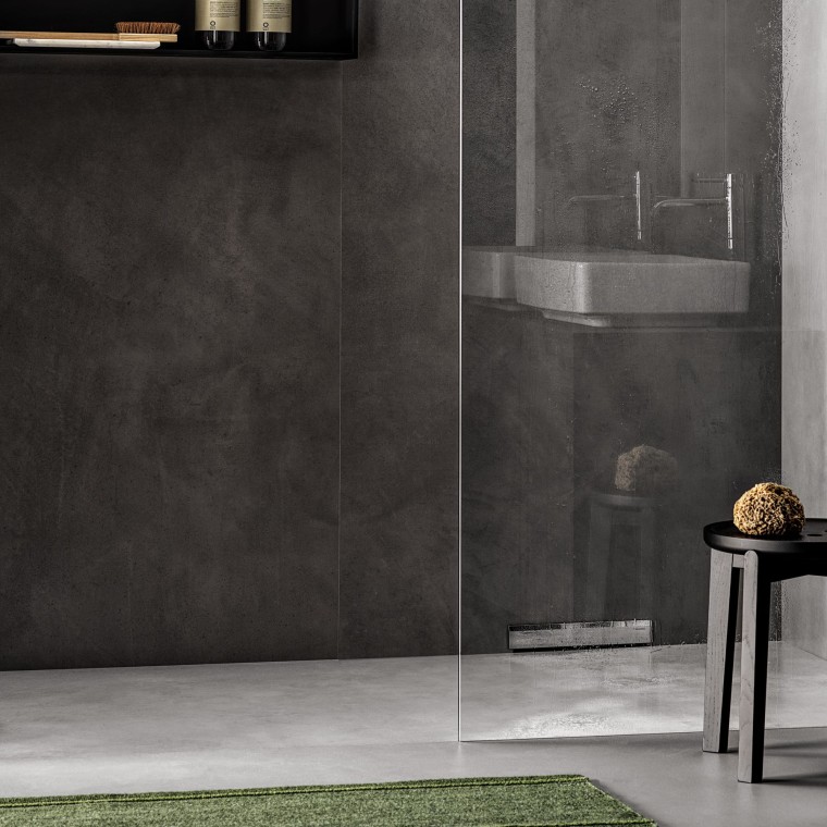 Un duș la nivel cu podeaua podea cu scurgere în perete Un duș la nivel cu podeaua podea cu scurgere în perete