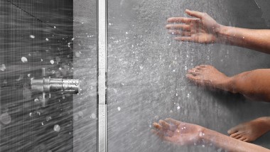 Persoană care face duș și bneficiază de rigola CleanLine (© Geberit)