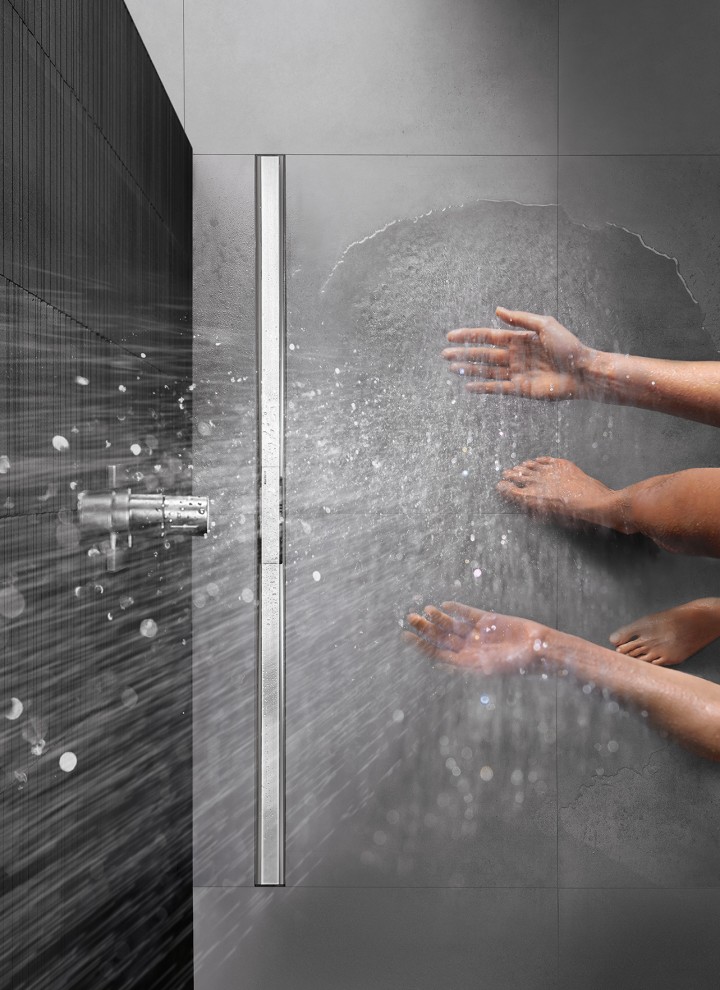 Persoană care face duș cu rigola CleanLine (© Geberit)