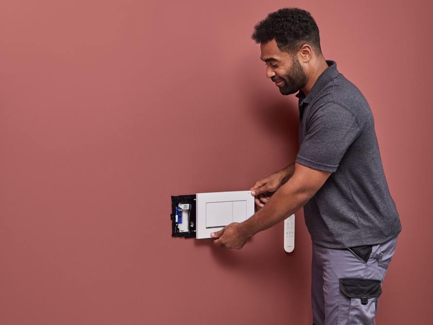 Bărbat instalând unitatea de extracție a mirosurilor Geberit DuoFresh