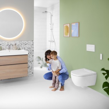 Doamna şi copilul într-o baie colorată şi cu oglindă Geberit Option Doamna şi copilul într-o baie colorată şi cu oglindă Geberit Option