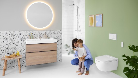 Geberit AquaClean Alba cu o femeie şi un copil în baie