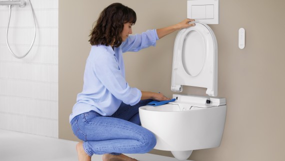 Funcția QuickRelease cu Geberit AquaClean Alba. Colacul WC poate fi îndepărtat și curățat în câțiva pași simpli. Funcția QuickRelease cu Geberit AquaClean Alba. Colacul WC poate fi îndepărtat și curățat în câțiva pași simpli.