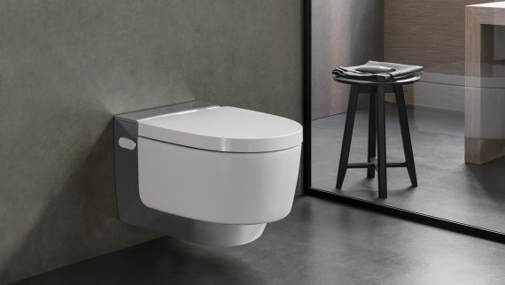 Geberit AquaClean Mera se integrează armonios în ambientul băii datorită designului său. Geberit AquaClean Mera se integrează armonios în ambientul băii datorită designului său.