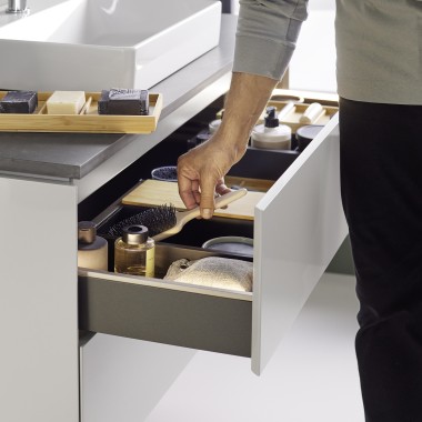 Sistem de organizare modular cu compartimente practice