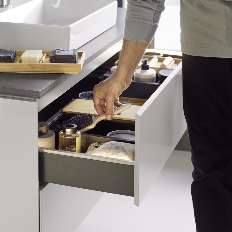 Sistem de organizare modular cu compartimente practice