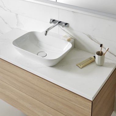 Baie cu vase din ceramică albă și mobilier de baie din lemn (© Geberit) Baie cu vase din ceramică albă și mobilier de baie din lemn (© Geberit)