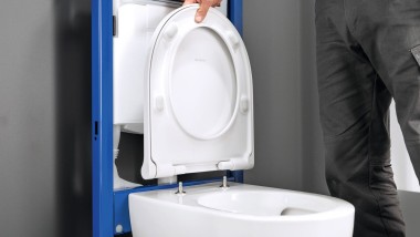 Colacul WC-ului este aliniat în mod convenabil și fixat de sus, fără șablon. Colacul WC-ului este aliniat în mod convenabil și fixat de sus, fără șablon.