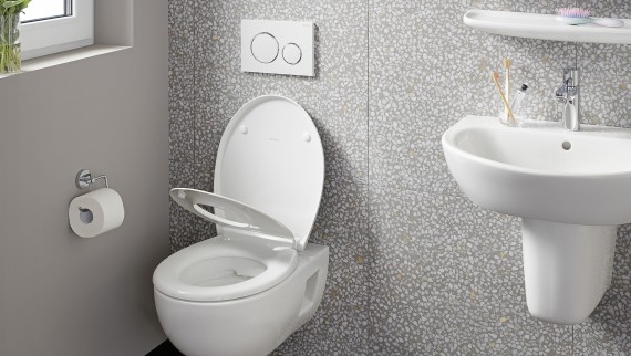 Wc suspendat pe un perete cu gresie terrazzo Wc suspendat pe un perete cu gresie terrazzo