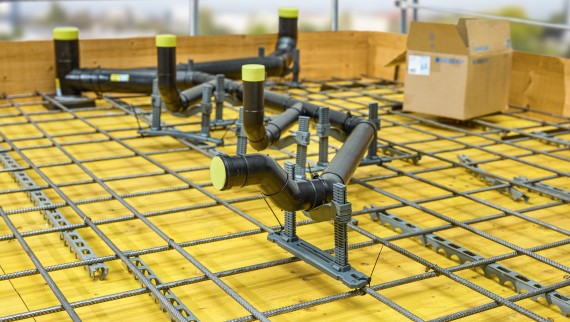 Conductă de scurgere Geberit HDPE încorporată în beton Conductă de scurgere Geberit HDPE încorporată în beton