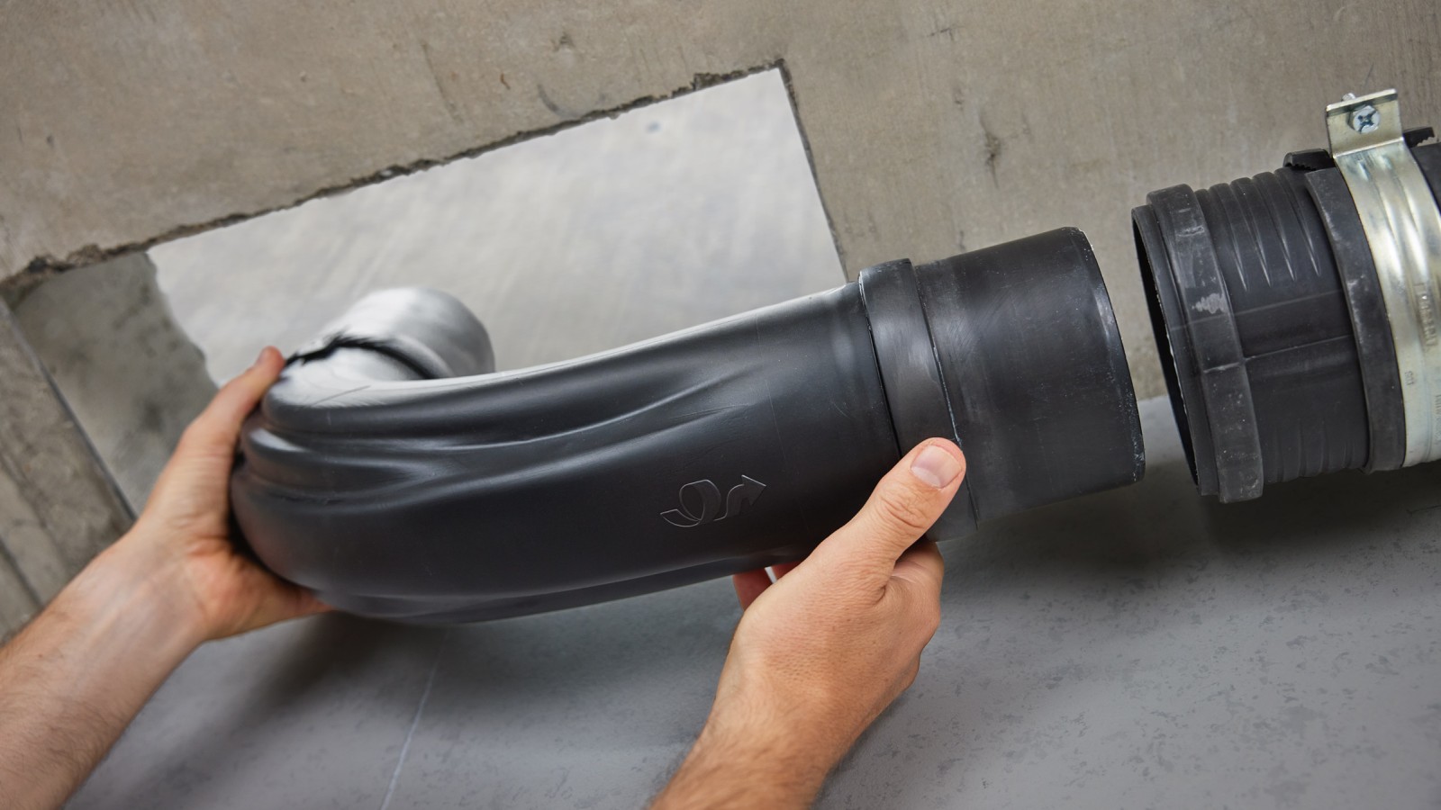 Cotul Geberit BottomTurn este mai rapid și mai ușor de instalat decât două coturi de 45°.