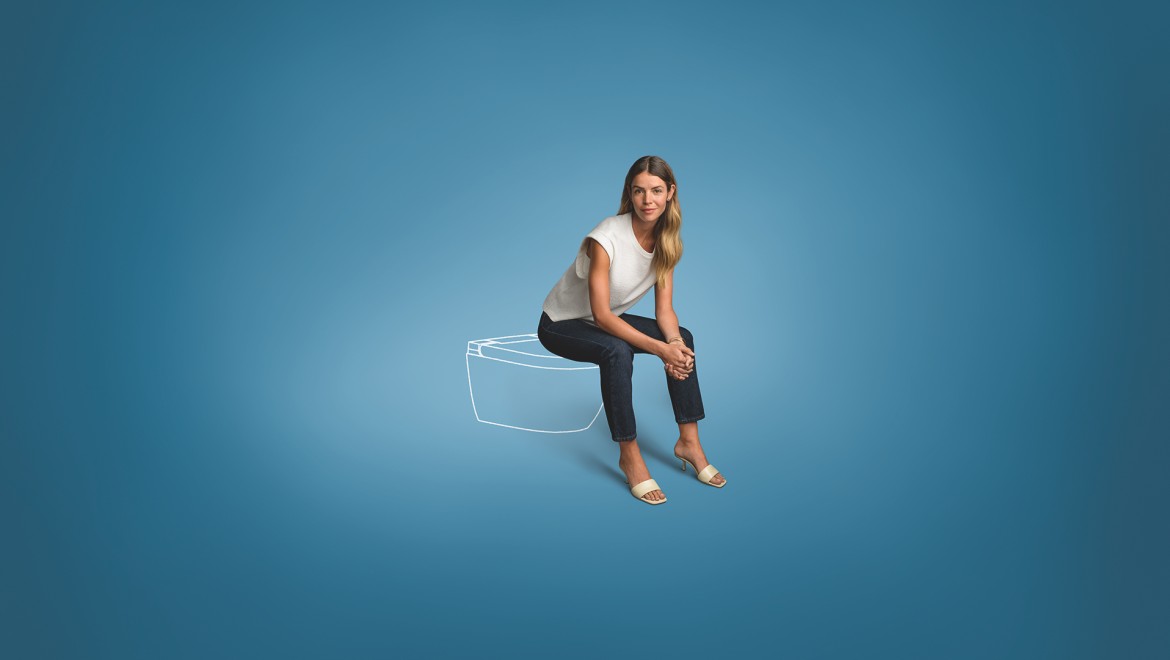 Persoană care folosește Geberit AquaClean Alba