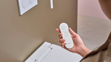 O telecomandă practică asigură operarea convenabilă a vasului wc cu funcție de bideu. O telecomandă practică asigură operarea convenabilă a vasului wc cu funcție de bideu.