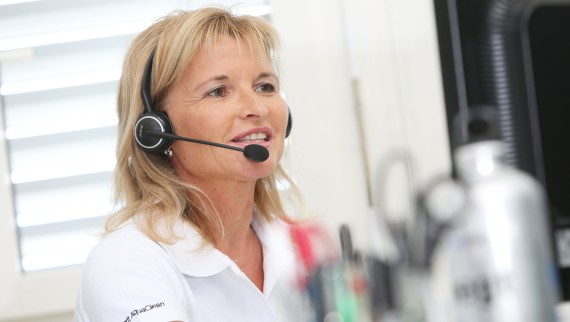 Echipa noastră de service post-vânzare sfătuieşte instalatorii şi clienţii Echipa noastră de service post-vânzare sfătuieşte instalatorii şi clienţii