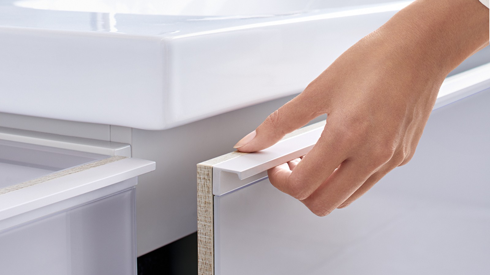 Mecanism de închidere lentă pentru mobilierul de baie Mecanism de închidere lentă pentru mobilierul de baie