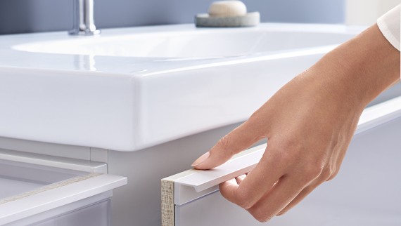 Mecanism de închidere lentă pentru mobilierul de baie