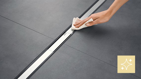 Femeie curățând canalul de duș Geberit CleanLine Femeie curățând canalul de duș Geberit CleanLine