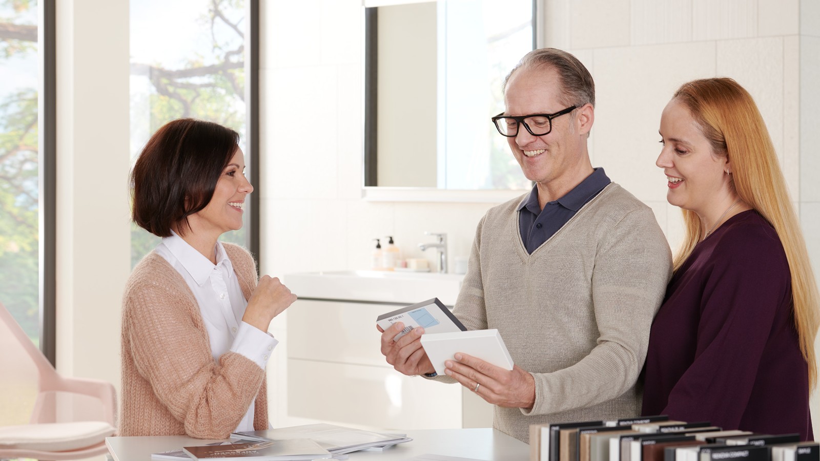 Clienţi în showroomul pentru baie Clienţi în showroomul pentru baie