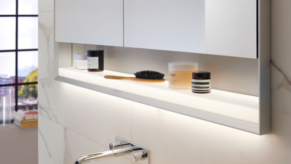 Dulap cu oglindă Geberit ONE cu conceptul de iluminare Geberit ComfortLight Dulap cu oglindă Geberit ONE cu conceptul de iluminare Geberit ComfortLight
