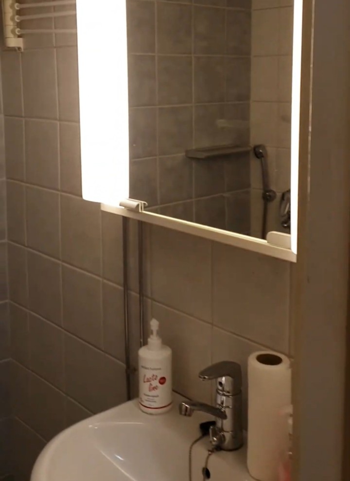 Înainte avem imaginea de baie mică cu dulap cu oglindă și lavoar (© Meja Hynynen) Înainte avem imaginea de baie mică cu dulap cu oglindă și lavoar (© Meja Hynynen)