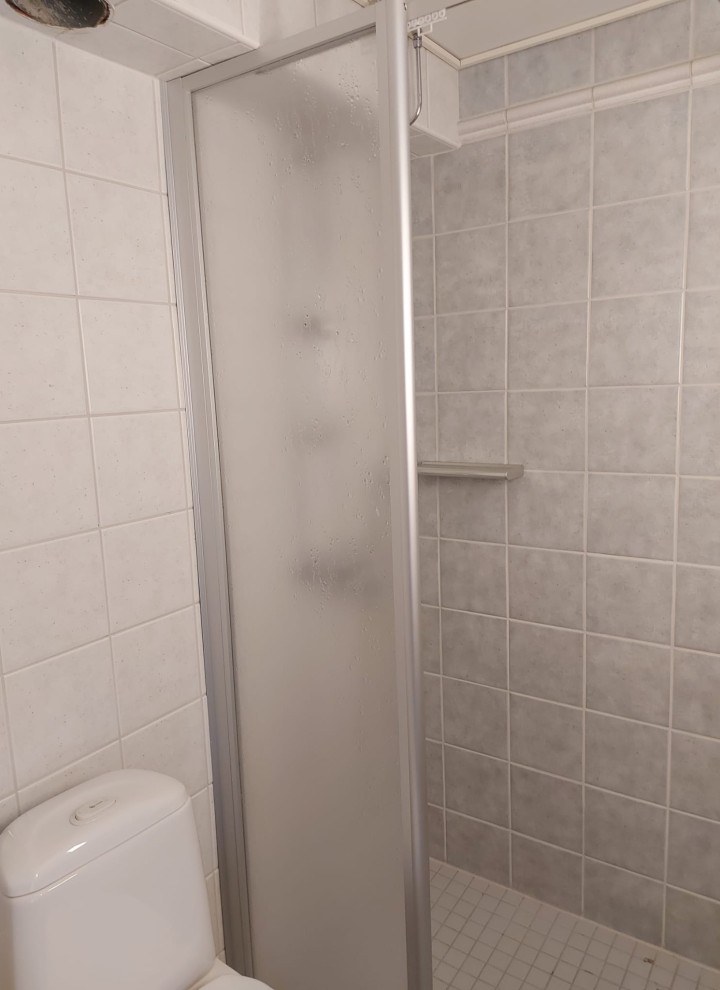 Imaginea de dinainte, cu o vedere a cabinei de duș și a WC-ului pe podea. (© Meja Hynynen) Imaginea de dinainte, cu o vedere a cabinei de duș și a WC-ului pe podea. (© Meja Hynynen)